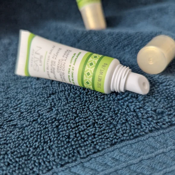 Mary Kay Satin Lips Shea Butter Balm - Green and White - Picture 3 of 6